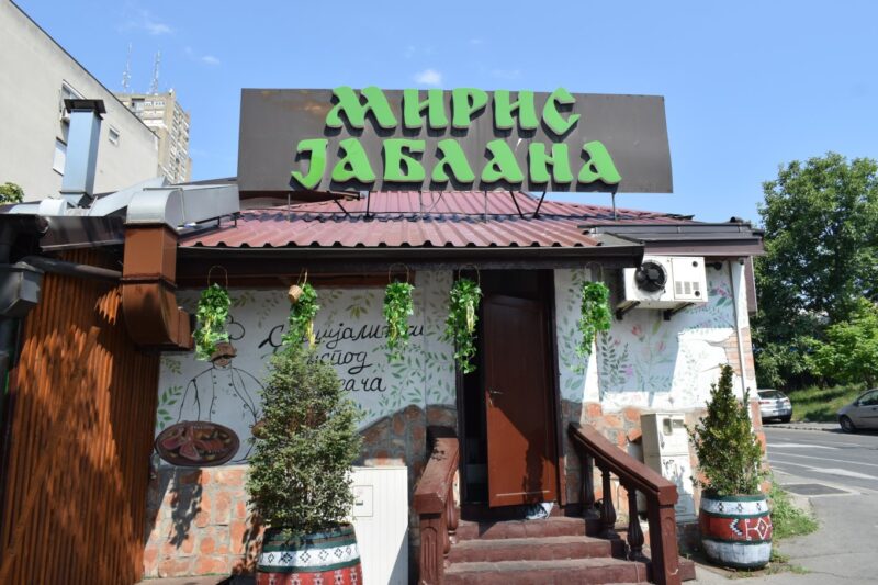 Topao jutarnji ambijent kafane Miris jablana na Vračaru.