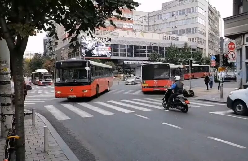 Lako dostupan autom, autobusom, tramvajem ili biciklom uz obezbeđena parking mesta.