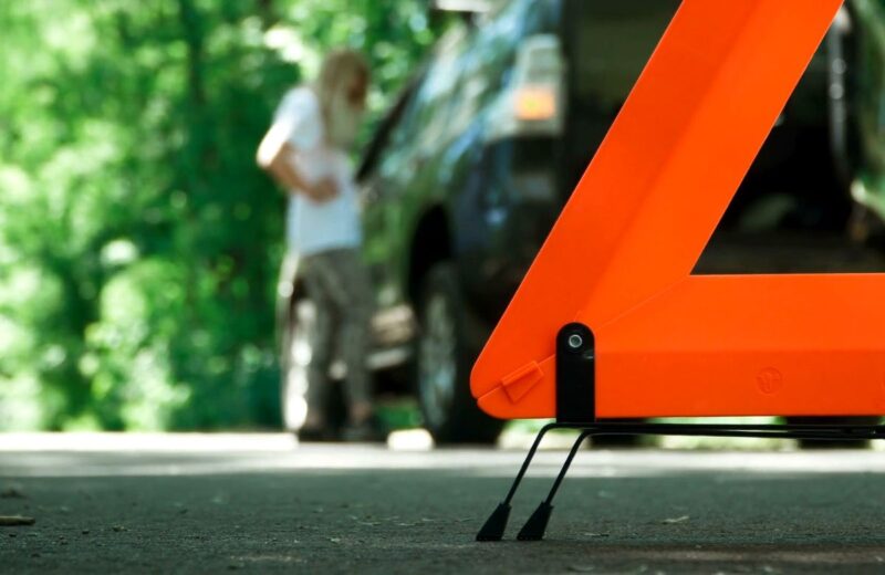 Stati na autoputu stresno je; ostanite smireni, obeležite vozilo, čuvajte decu, proveravajte bateriju i redovno održavajte auto.