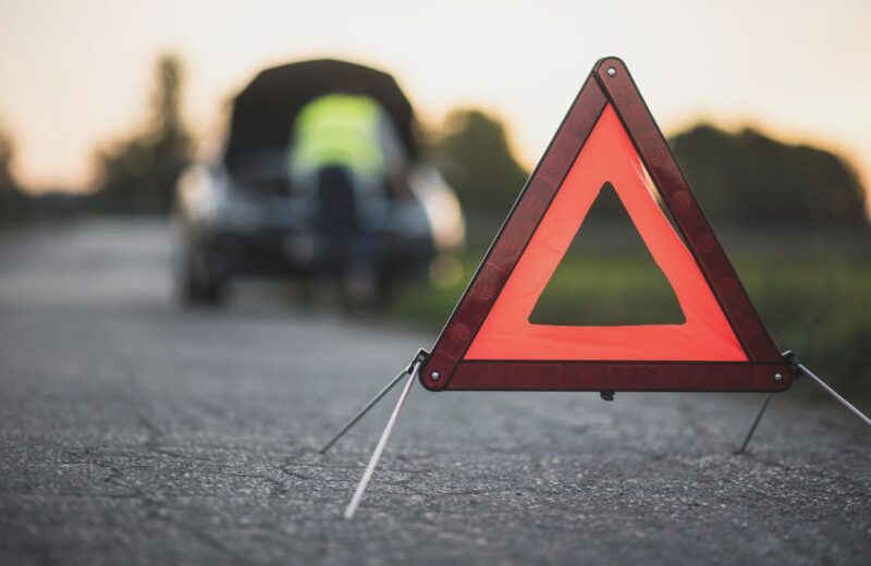 Uvek nosite prsluk, trougao, uključite migavce; ne gurajte auto, ne otvarajte haubu, obeležite vozilo za bezbednost.