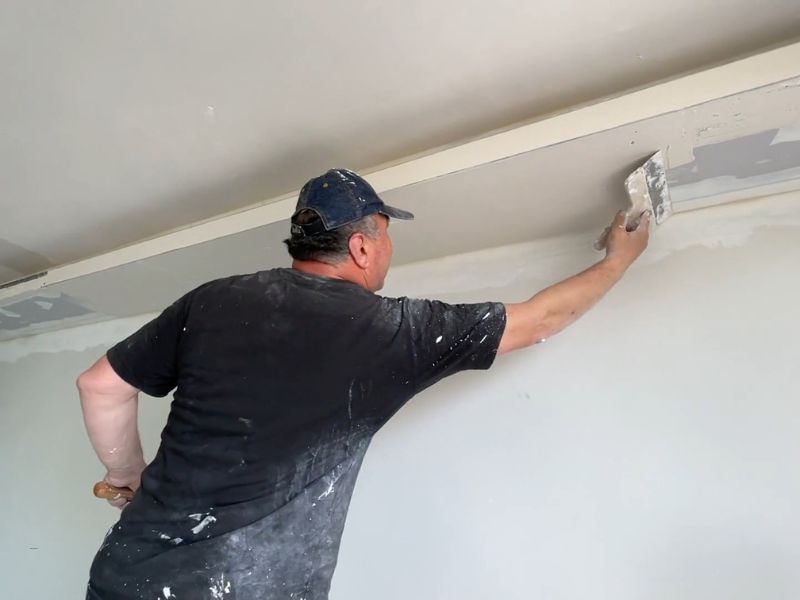 osoba gletuje zid i priprema ga za gipsani rad