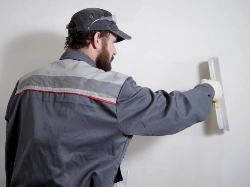 momak šmirgla gipsani zid