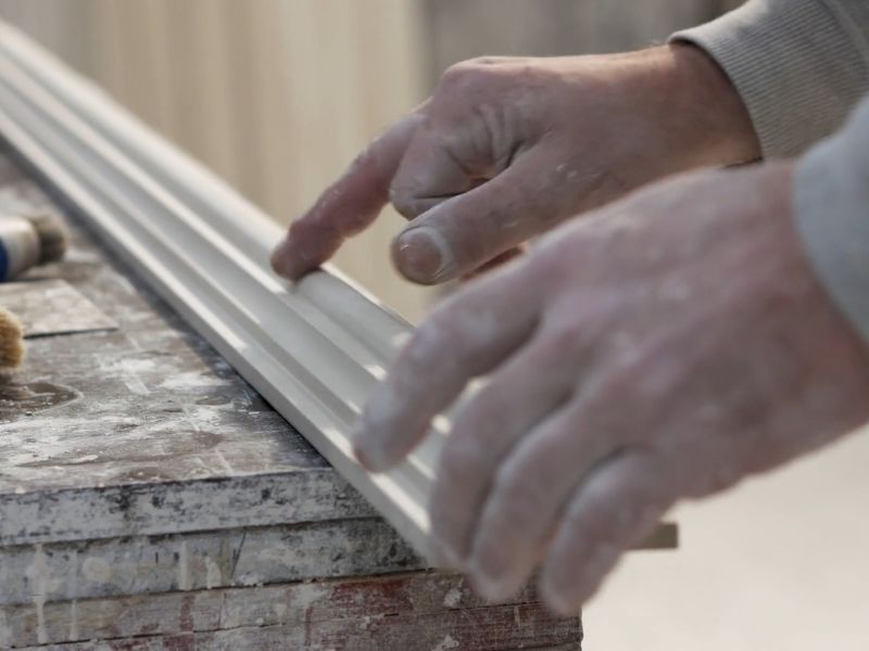 osoba radi sa gipsanom lajsnom