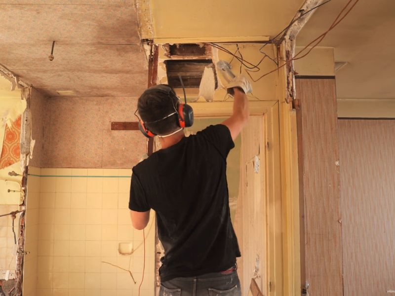 osoba ruši zid u stanu