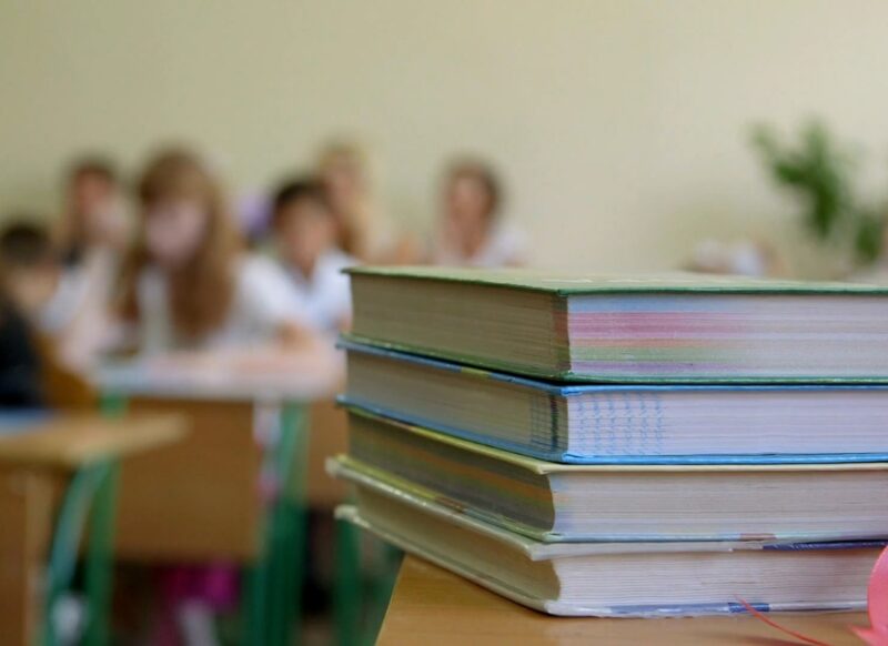 prikaz školske učionice sa knjigama