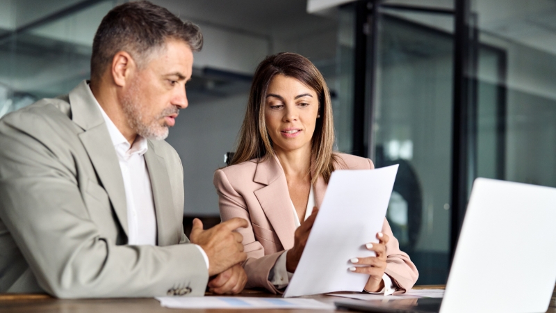 Preduzetnik i knjigovođa pregledaju dokumenta u kancelariji