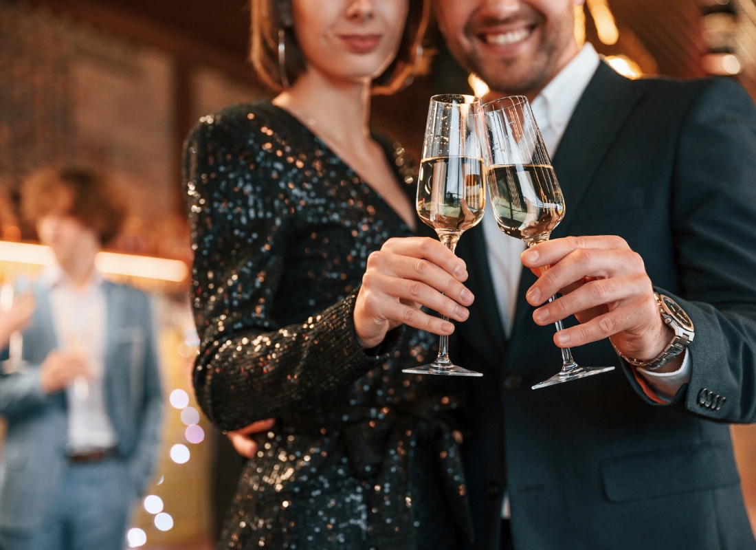 prikaz zagrljenog para sa šampanjcem u ruci