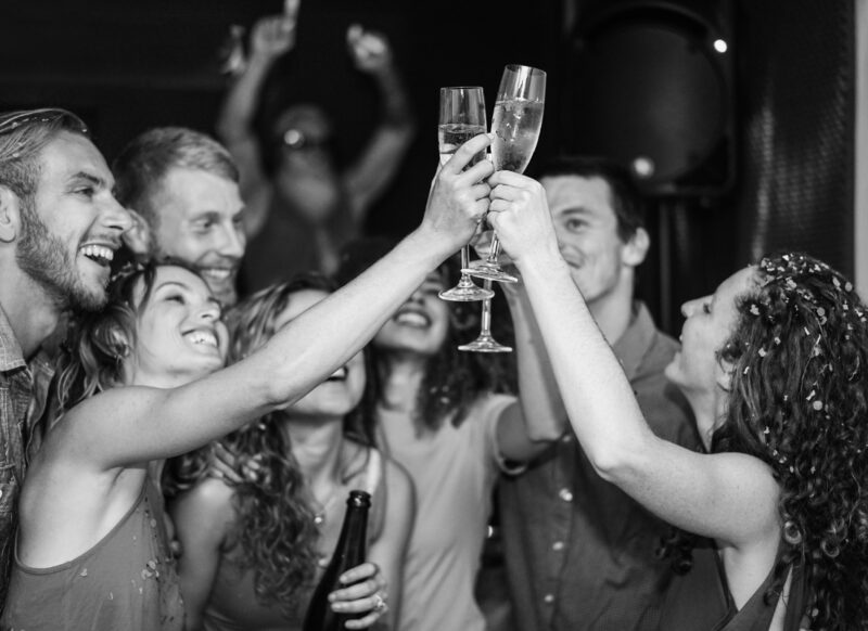 grupa ljudi slavi doček nove godine u kafani