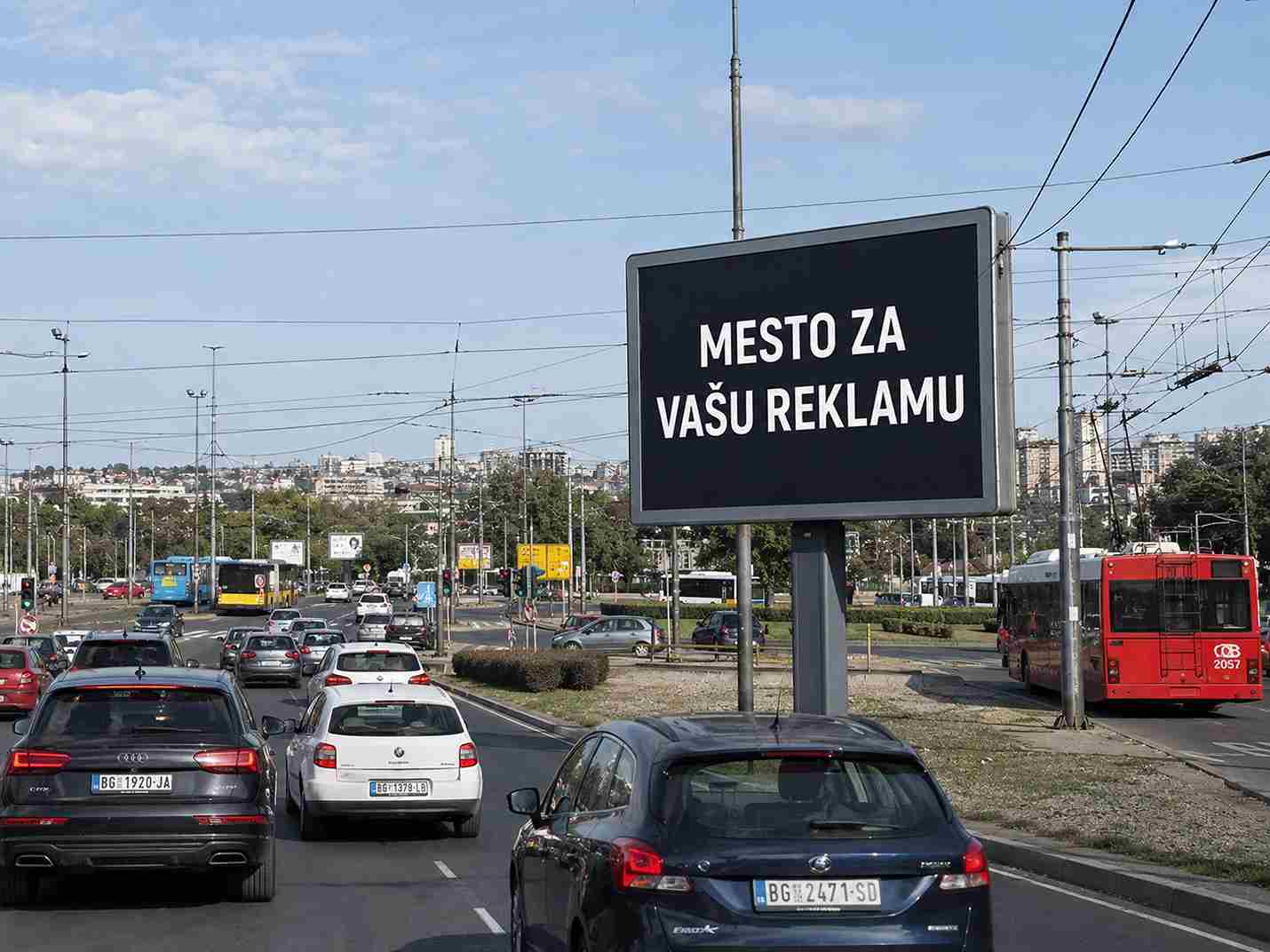 Bilbord sa natpisom „Mesto za vašu reklamu“ pored prometne saobraćajnice na Autokomandi u Beogradu