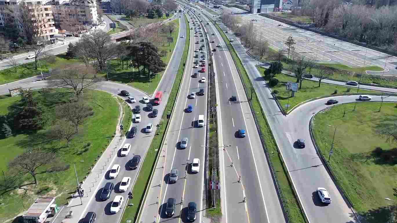 Autokomanda u Beogradu sa više saobraćajnih traka i velikim brojem vozila.