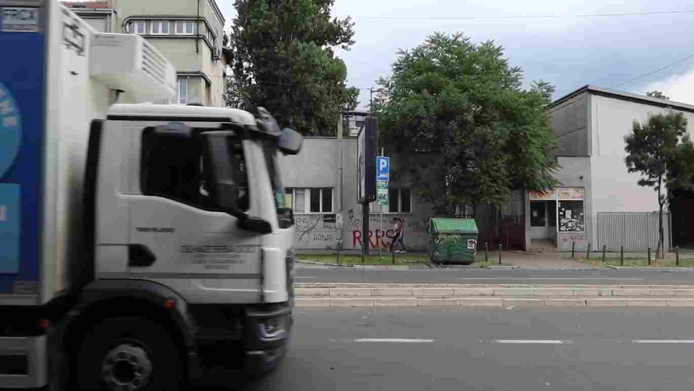 Teretno vozilo prolazi Južnim bulevarom na Vračaru u Beogradu.