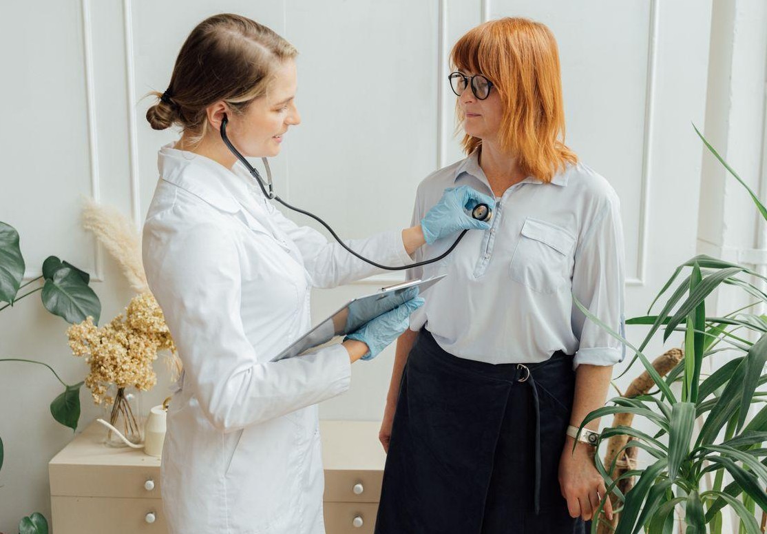 Doktorka obavlja preventivni pregled pacijentkinje