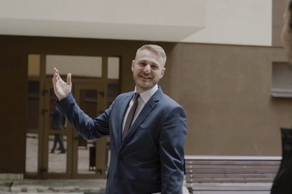 investitor pokazuje zgradu