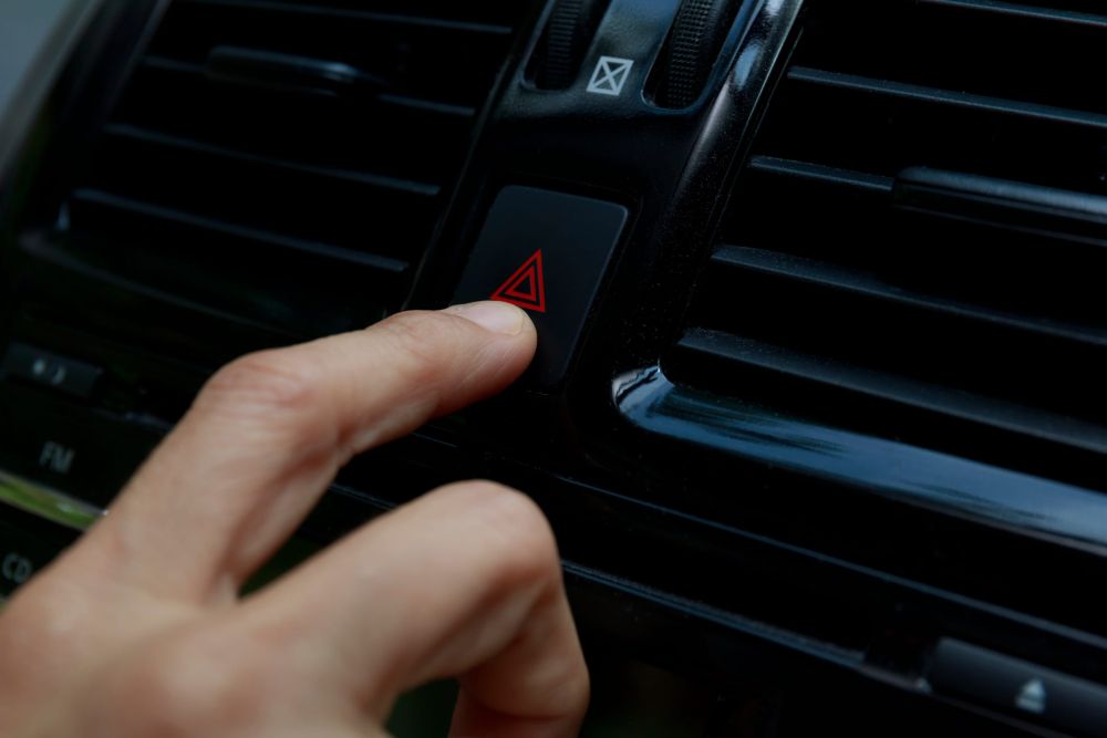 Sva četiri migavca odmah upozoravaju druge vozače da se vaše vozilo usporava ili predstavlja prepreku. Ako se auto još kreće, usmerite ga ka desnoj ivici bez naglog kočenja i rizičnog presecanja traka.